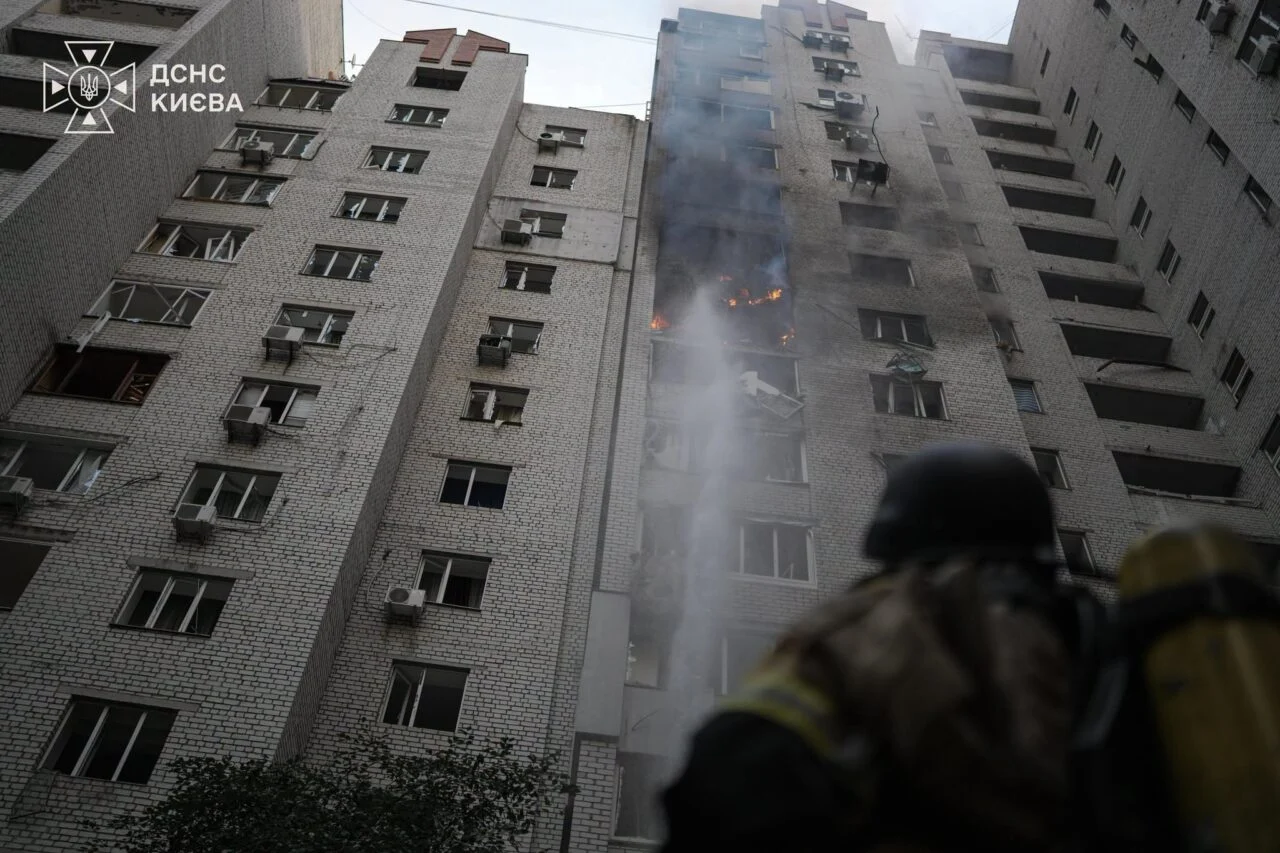 (Фото) Зеленски: Нехуман и одвратен напад врз Киев, загина 14-годишно момче