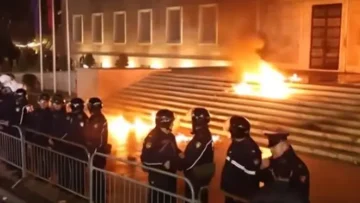 (ВИДЕО) ЕСКАЛИРАА ПРОТЕСТИТЕ ВО ТИРАНА: Демонстрантите бараат оставка од Рама, нападната владината зграда