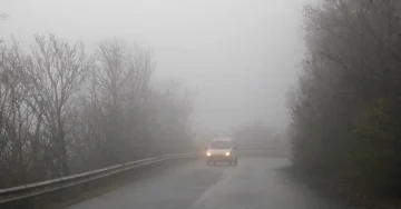 Влажни коловози и магла: Намалена видливост до 100 метри на Стража и Маврово