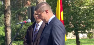 (ВО ЖИВО) Мицкоски: Обраќање пред Споменикот на 7.144 депортирани македонски Евреи