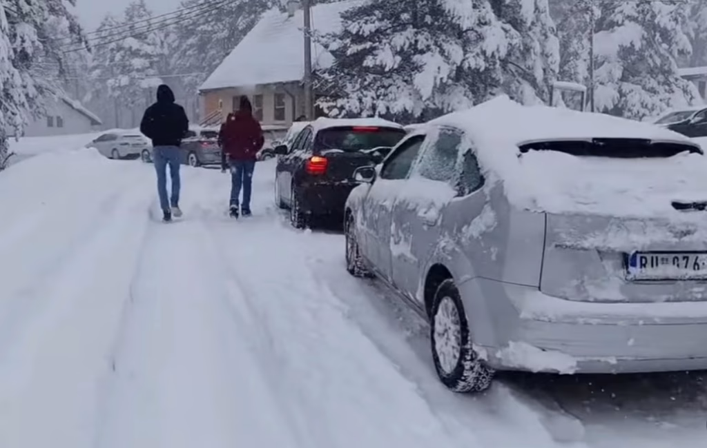 Хаос на српска планина: Автобусите се заглавени – снегот предизвика колапс