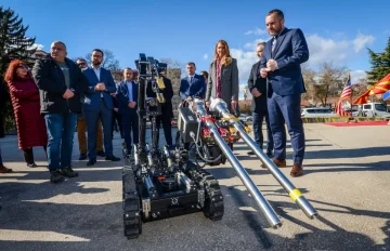 (ФОТО) АМЕРИКАНСКА ДОНАЦИЈА ОД МИЛИОН ЕВРА ЗА МВР: Нови роботи и бомбашки одела за специјалците