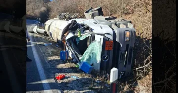 (ФОТО) СООБРАЌАЈОТ ВО ПРЕКИН: Превртена цистерна на патот Струга – ГП „Ќафасан“
