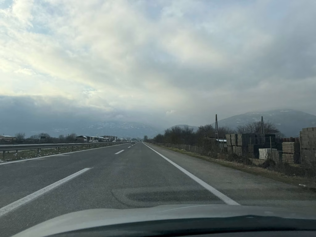 Маж од Сарај загина на автопатот Скопје – Тетово, со БМВ излетал од патот!