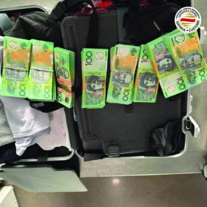 (Фото) Заплена на скопскиот аеродром: Царинските службеници пронајдоа 68 илјади австралиски долари при контрола на сопружници