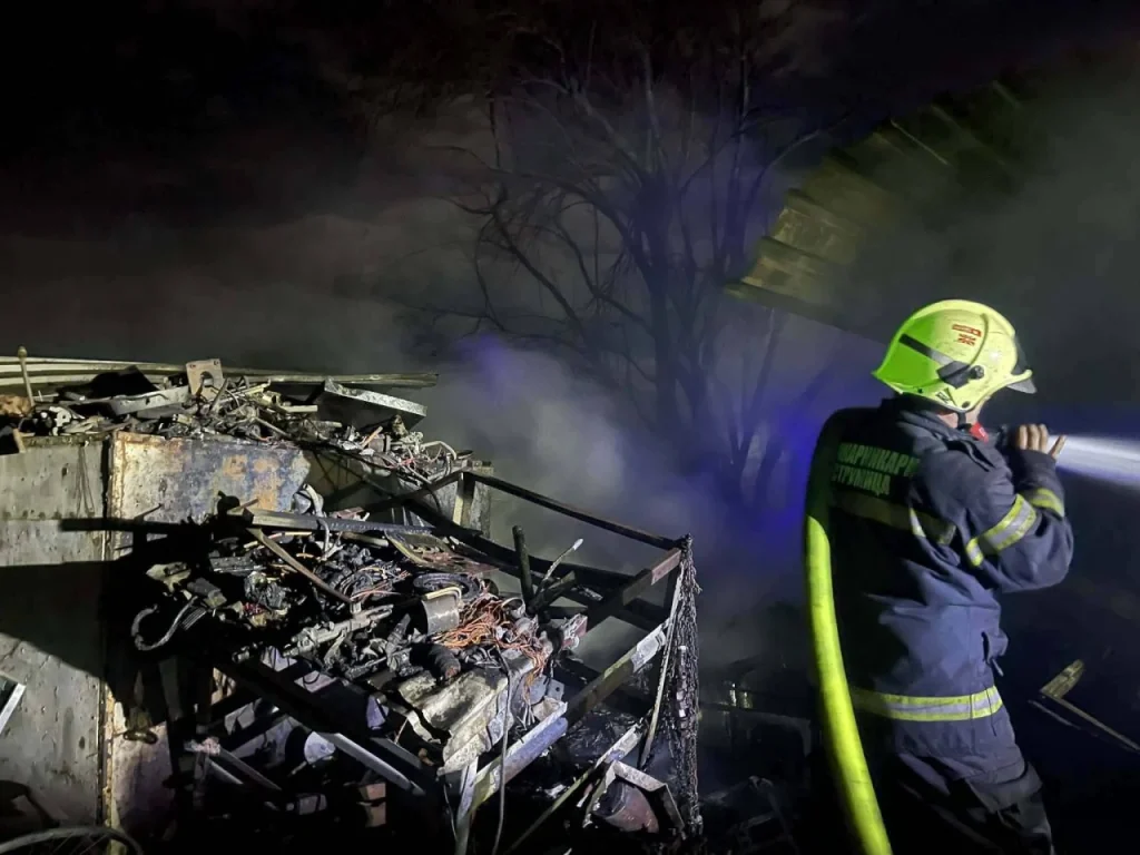 (Фото) 11 пожарникари гасеа пожар во помошен објект на откупен пункт за старо железо во Струмица
