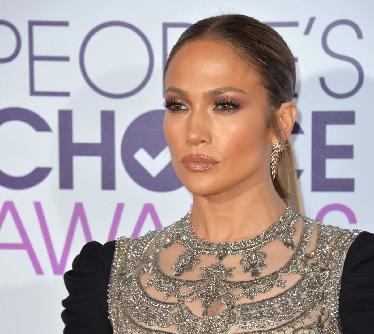 (Фото/Видео) Таа точно знае колку да открие: Џеј Ло во фустан од 1.300 евра