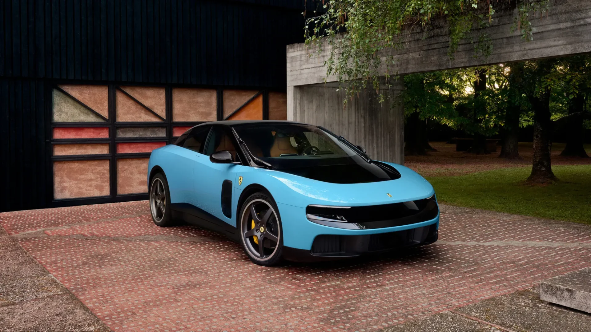 Ferrari Luce: Првиот електричен Ferrari пристигнува со 1.035 КС и дизајн потпишан од креаторот на iPhone