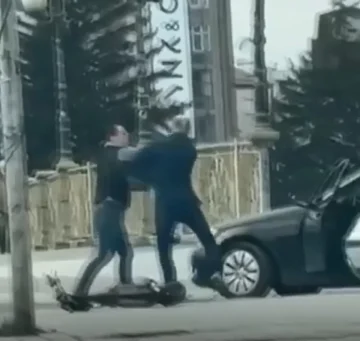 (ВИДЕО) ТЕПАЧКА КАЈ МОСТОТ „ГОЦЕ ДЕЛЧЕВ“: Мажи си разменија боксови, откако се скарале поради сообраќајно недоразбирање