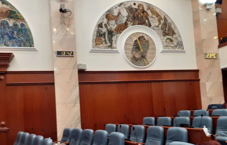 Опозициските пратеници ја напуштија седницата за реконструкција на Владата, Гаши даде нова едночасовна пауза