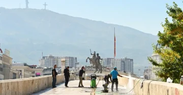 КАМЕНИОТ МОСТ И ПЛОШТАДОТ СЕ ЧИСТАТ: Во тек се и подготовките за осветлување и обновување на фонтаната