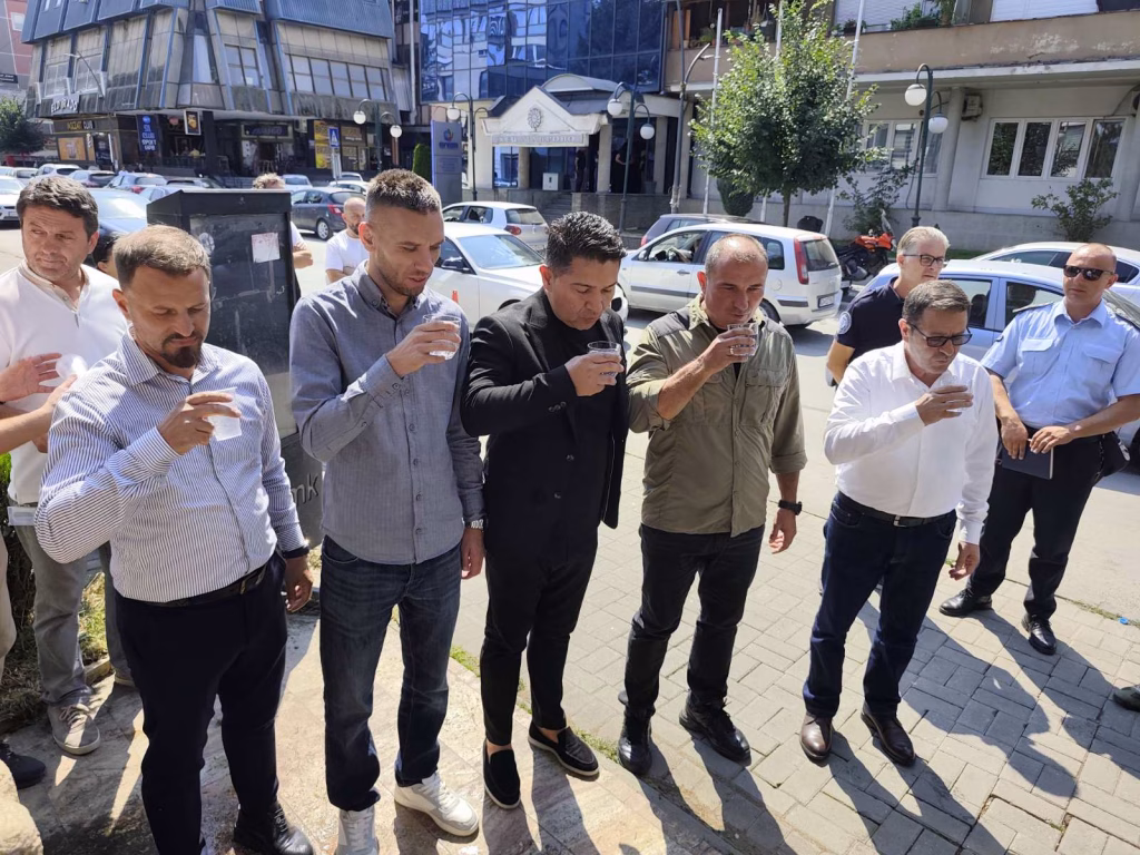 Функционерите со здравица за чиста вода во Гостивар по месец контаминација