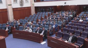 Собранието без расправа го донесе пакетот закони со кои се нивелираат платите на избраните и именуваните лица
