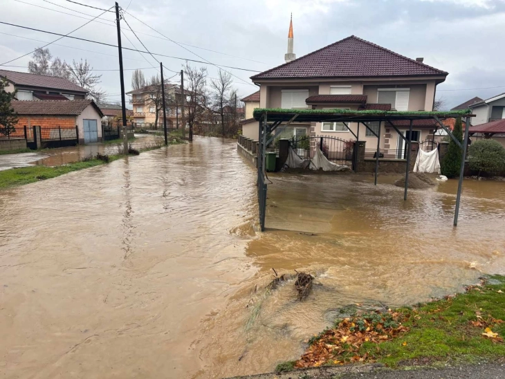 Поплавени земјоделски површини и куќи, се уште исклучително висок водостојот на Вардар во горното течение