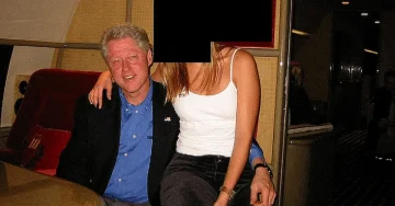 НОВИТЕ ДОКУМЕНТИ ЗА ЕПШТАЈН ПОВТОРНО ГО СТАВААТ КЛИНТОН ВО ПРВ ПЛАН: Објавени се мејлови од 2001 до 2004 година