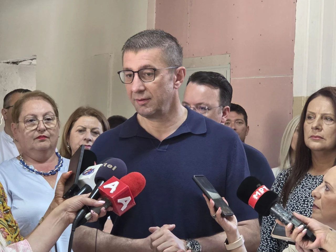 „Tеатар за народ и замена на фотелји, Мицкоски го префарба истиот криминален систем“, велат од СДСМ