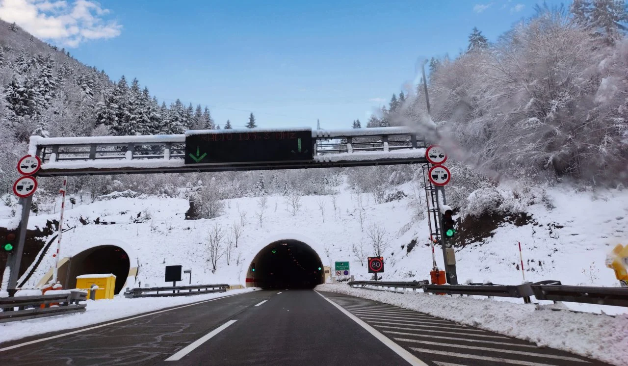 (Видео) Силно невреме со снег и дожд во Хрватска, граѓаните во погодените области добиваат предупредувања од надлежните