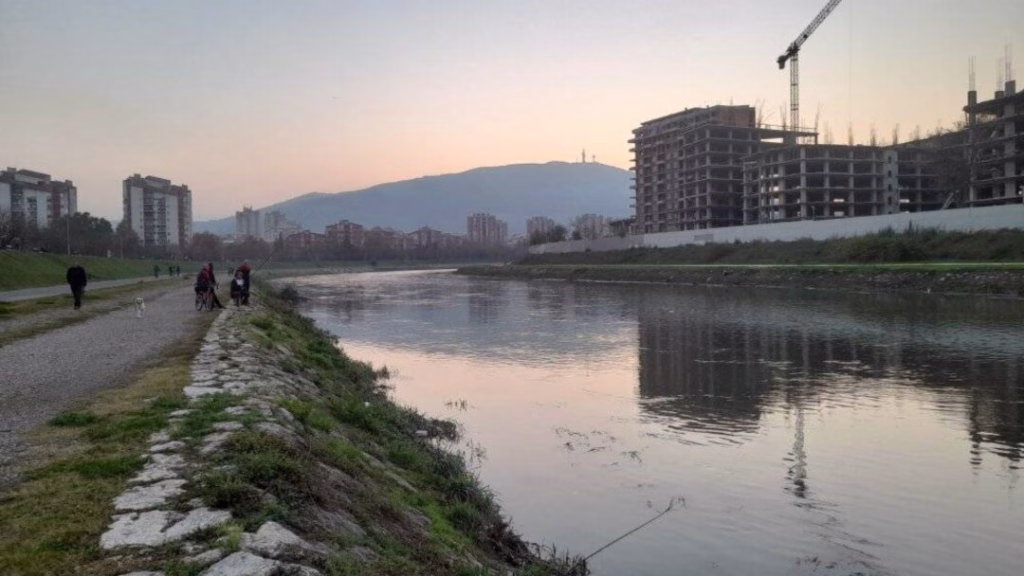 Граѓани пријавиле силна миризба на хемиски агенси покрај реката Вардар во Скопје