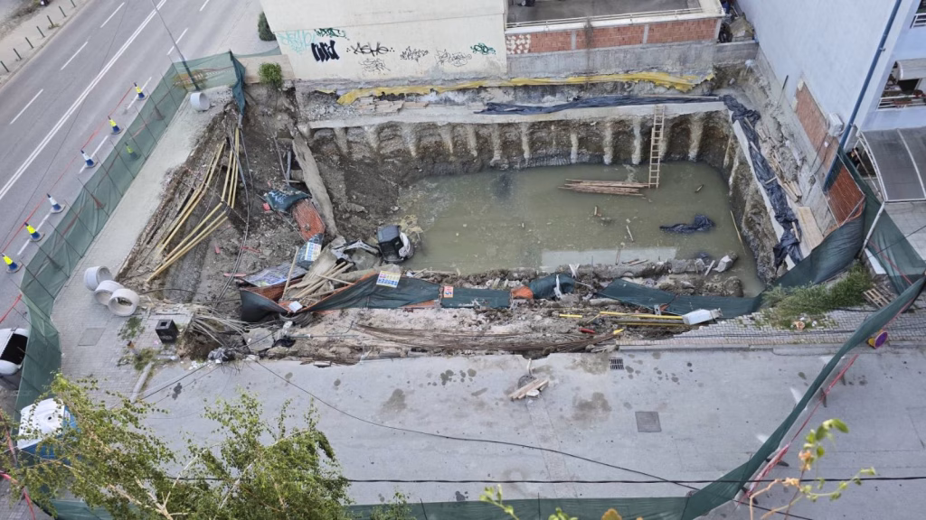 ФОТО Со вода почна да се полни градилиштето каде настана свлечиште