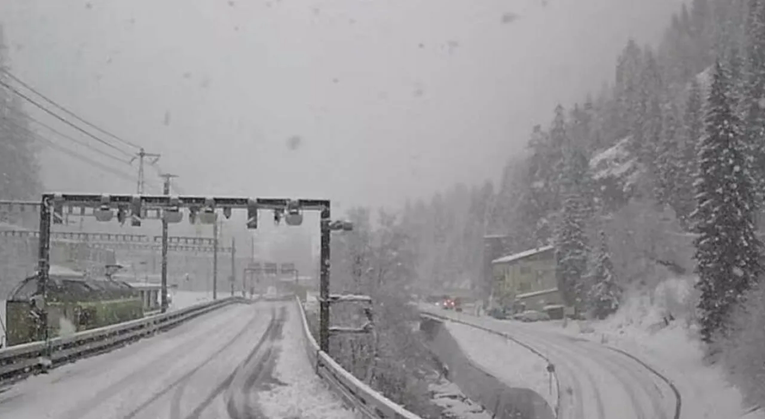 Лавина удри во воз во Швајцарија, го исфрли од шините!