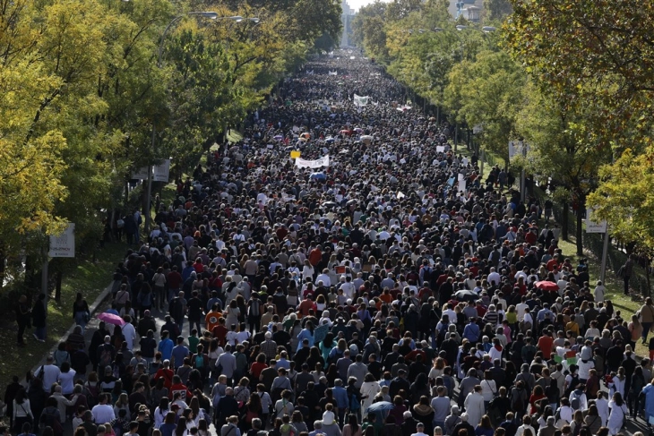 Во Мадрид 70.000 луѓе протестираа поради кризата со домувањето, во Валенсија демонстрантите се судрија со полицијата