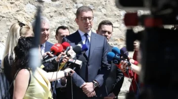 Бугарскиот наратив кон Македонија нема да се промени, се додека кај нас има структури подготвени да коленичат пред бугарските власти, смета Мицкоски