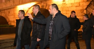 (ВИДЕО) „ЈАВНИОТ ПРОСТОР ПОВТОРНО Е ЧИСТ“: Мицкоски и Ѓорѓиевски со вечерна обиколка на Скопје