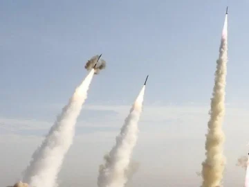 (ВИДЕО) ИРАН СЕ ОДМАЗДУВА: Најмалку 30 ракети лансирани кон Израел