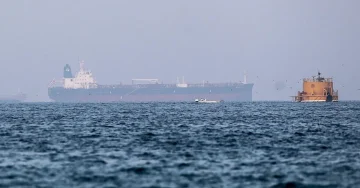 НАПАД ВО ОРМУТСКИОТ ТЕСНЕЦ: Танкер погоден од непознат проектил