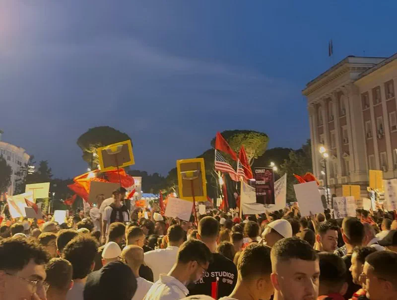 „Албанија не е на продажба“, масовен протест во Тирана против проектот на Кушнер