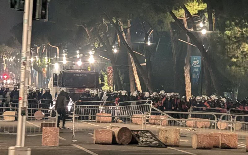 Хаос и молотови коктели во Тирана, речиси 300 повредени во протестите