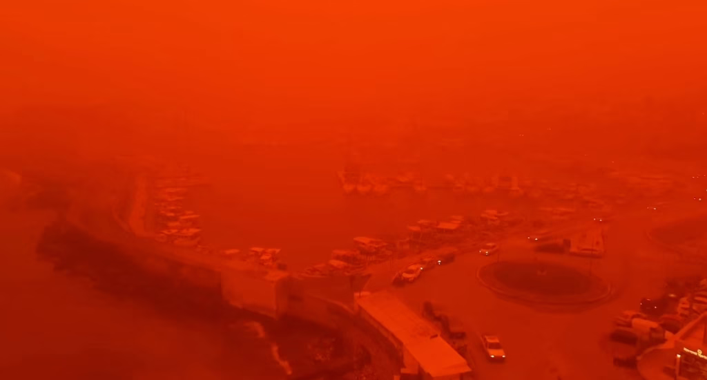 Крит под црвено небо: сахарска прашина и торнадо го парализираа островот