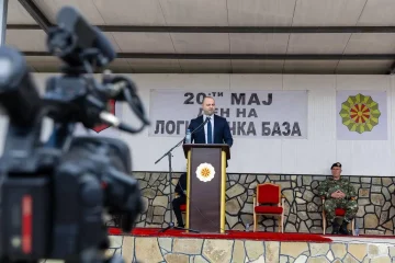 (ФОТО) МИСАЈЛОВСКИ ВО КАСАРНАТА „ИЛИНДЕН“: Одбележан Денот на Логистичката база