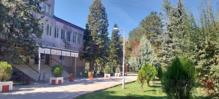 Двегодишно дете од Куманово затруено со разредувач за боја, пренесено на Клиниките во Скопје