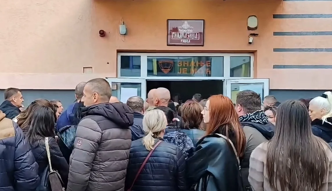 (Видео) Голем број Срби од Косово утрово тргнаа кон Србија за да гласаат, километарски колони на премините