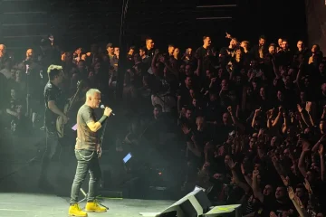 (ВИДЕО) „ЗА ДОМ СПРЕМНИ“ ЕЧЕШЕ ВО АРЕНА ЗАГРЕБ: Томпсон од сцена повика за промена на градоначалникот Томашевиќ – најавена правна постапка