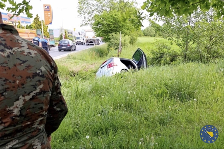 Патролa на ЕУФОР од македонски и турски војници спасила двајца патници од потопено возило кај Тузла