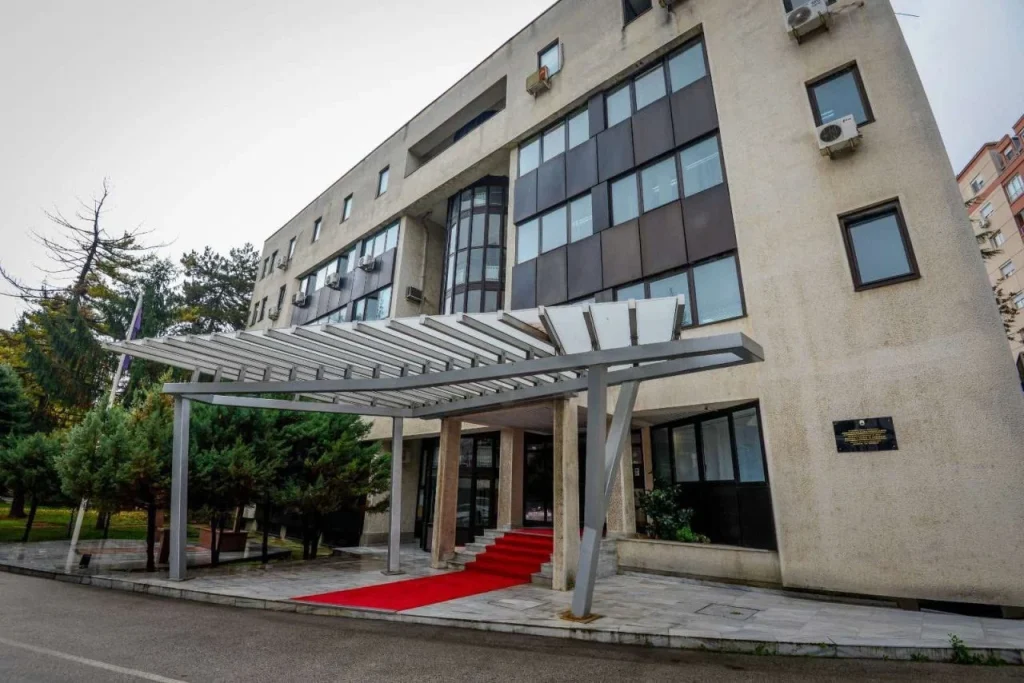 МВР го продолжи работното време на шалтерот за одобренија за патување на малолетници во Скопје