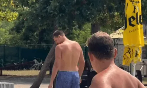 Седиш на базен и го гледаш Јокиќ