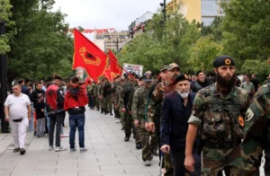 Десетици илјади луѓе се собраа во Приштина во знак на поддршка на припадниците на ОВК