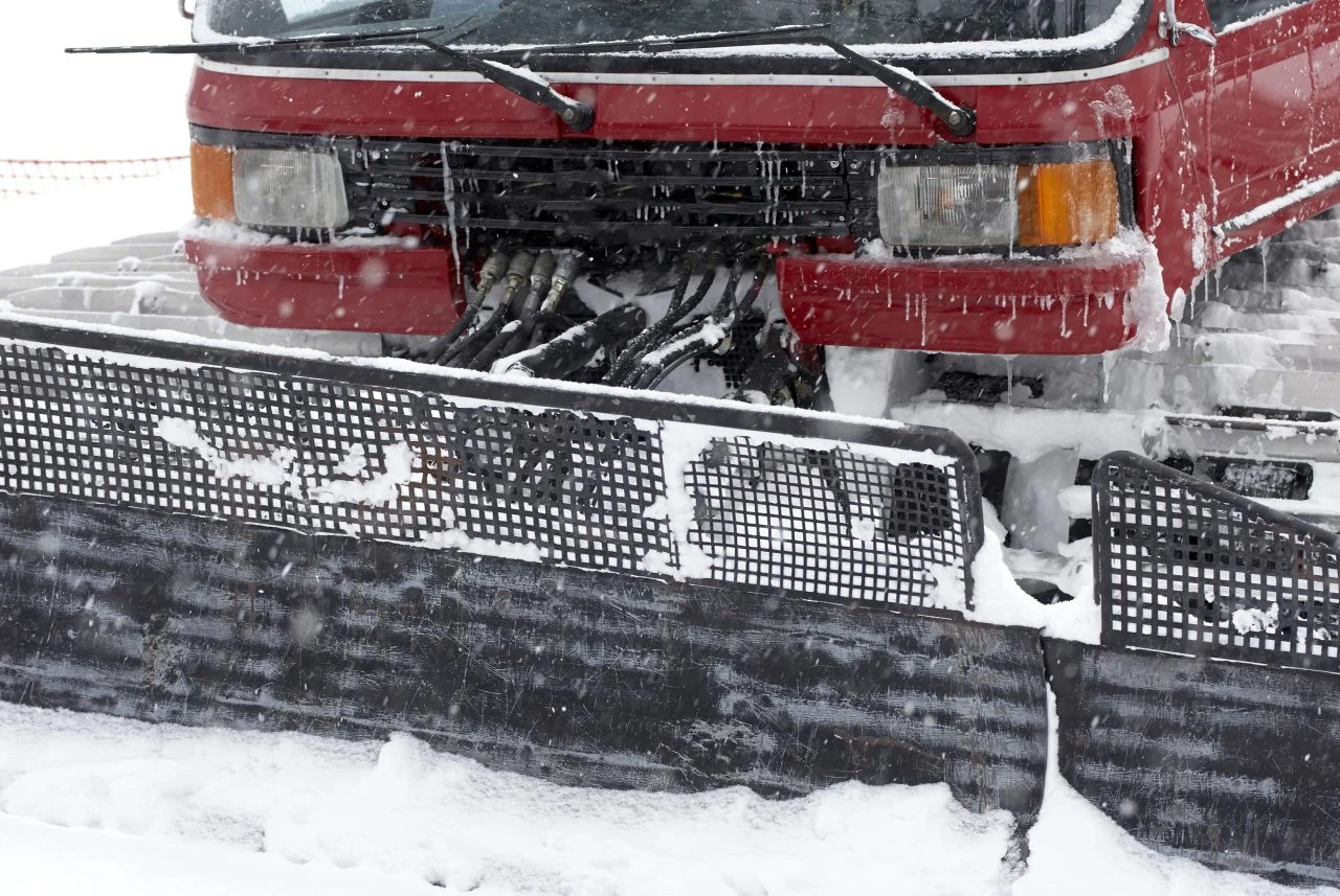 Без лиценца и без договор, со ратрак превезувале туристи на Попова Шапка: им се заканувале на вработените во Националниот парк