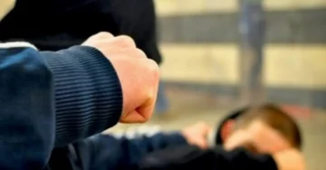 Маж нападнат од четири лица во подземна гаража во Центар, едниот носел оружје