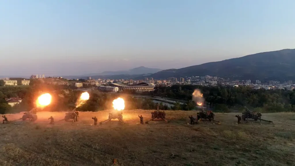 Почесна артилериска стрелба во чест на Денот на Армијата во касарната „Илинден“ во Скопје