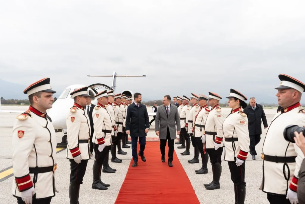 Министерот Андоновски го пречека претседателот на Црна Гора на аеродромот во Скопје