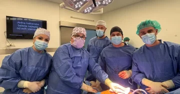 ОПЕРАЦИЈА СО НАВИГАЦИСКИ СИСТЕМ ЗА ТОТАЛНА ПРОТЕЗА НА КОЛК: Тимот на ТОАРИЛУЦ ја изведе првата ваква интервенција во Македонија