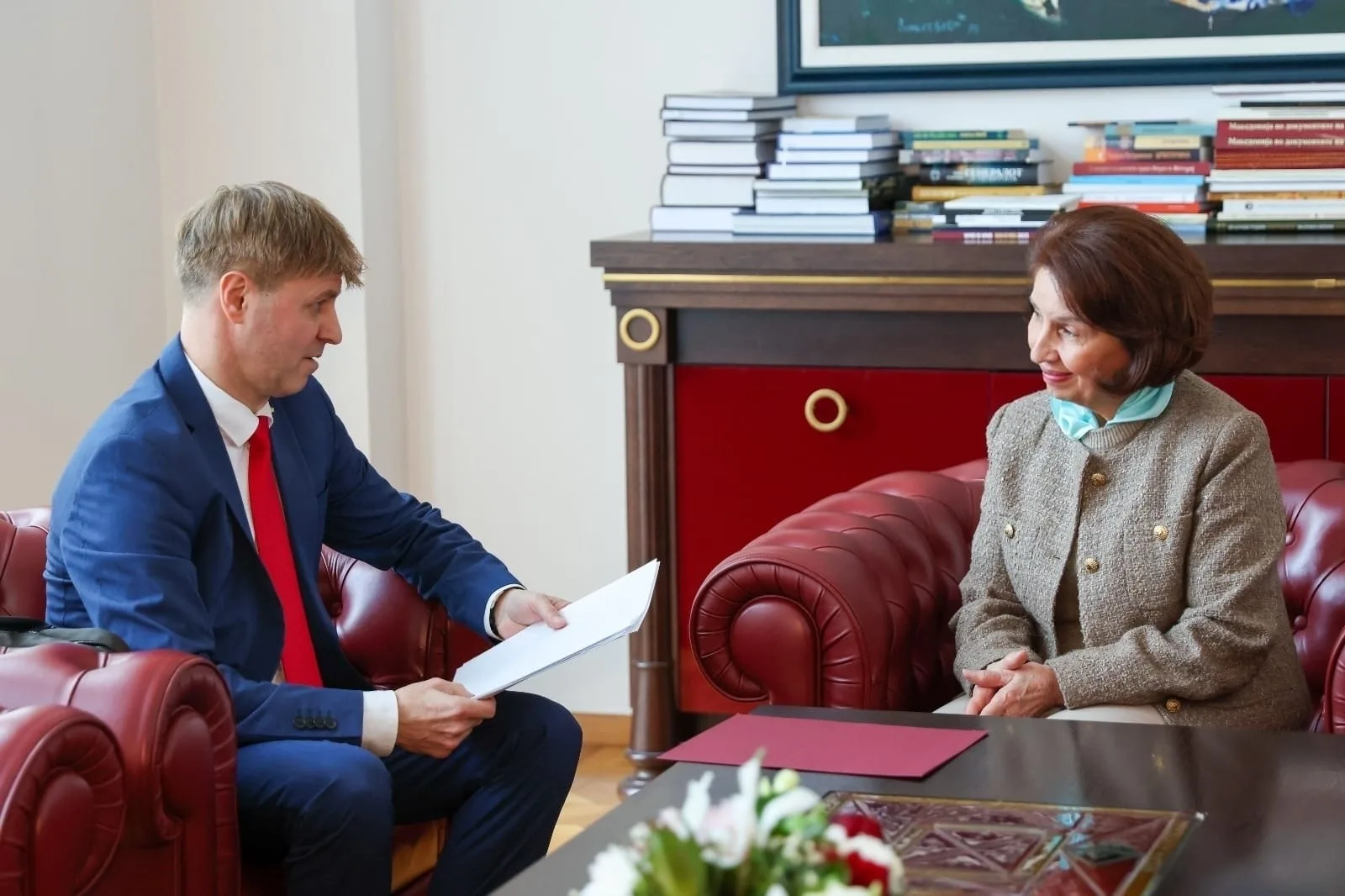 СЕ СПОМНУВААТ МАКЕДОНЦИ: Сиљановска-Давкова ја доби првата копија од Привилегијата од Светиот римски цар Леополд Први Хабзбуршки