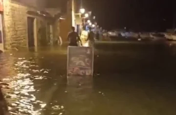 (ВИДЕО) МЕТЕОЦУНАМИ ГИ ШОКИРАШЕ ТУРИСТИТЕ НА ЈАДРАНОТ: Морето за неколку минути се крена и се излеа, па нагло се повлече