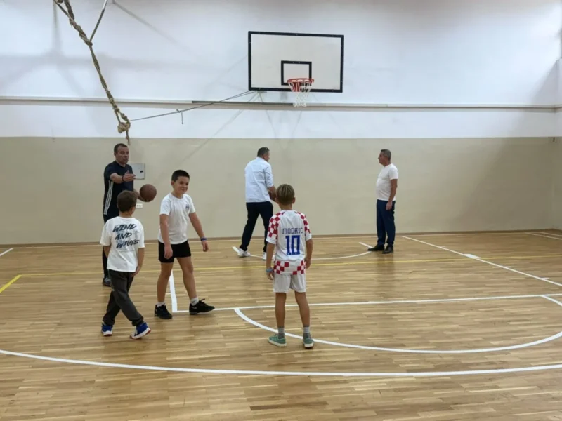 Герасимовски: Реновирана спортската сала во „Коле Неделковски“, подобри услови за спорт и развој на учениците