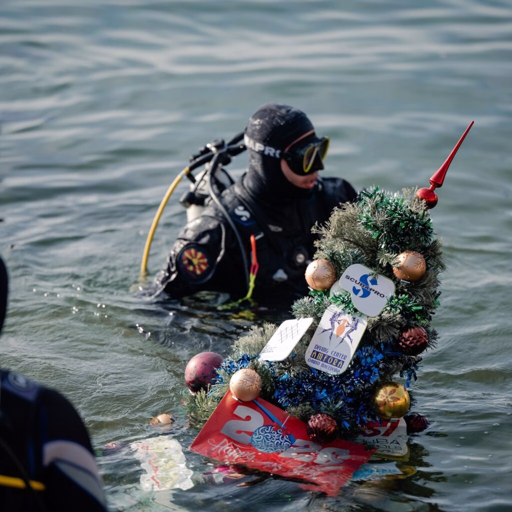 Магија во длабочините на Охридското Езеро: Елка под вода за „малите херои“ со ретки болести
