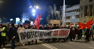 БАРАМЕ ПОВИСОКИ ПЛАТИ: Работници од ССМ излегоа на протест во Скопје